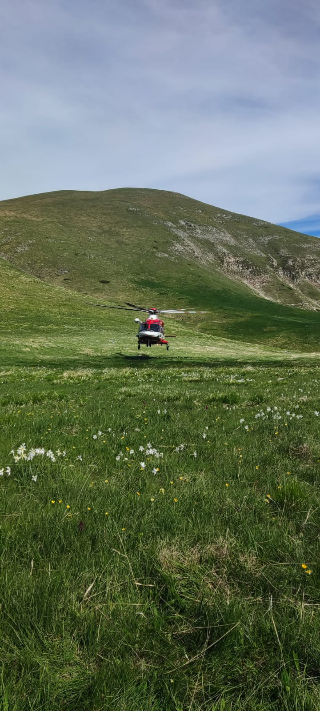 Tre escursionisti rischiano di precipitare per recuperare uno zaino, salvati da "Drago"